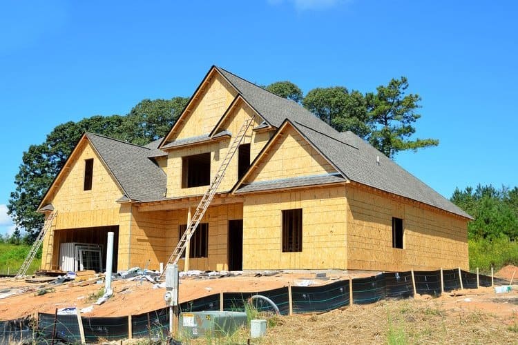 Ubezpieczenie domu w budowie zapewnia ochronę nieruchomości od samego początku.